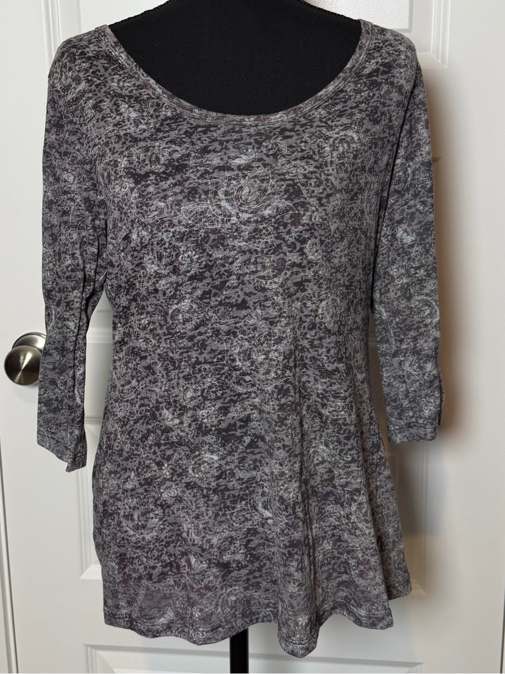 Aventura Clothing Americana Gray Paisley Burnout Tunic Top | Medium | Made in US